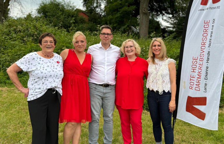 Gruppenbild vorstand-rote-hose-darmkrebsvorsorge